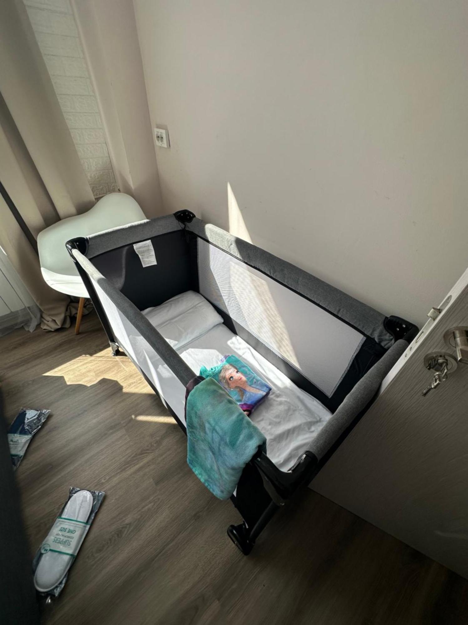 Apartemen Rose's , Mountain View, Self Check-in, Close To Metro, Park, Stores, Family-friendly