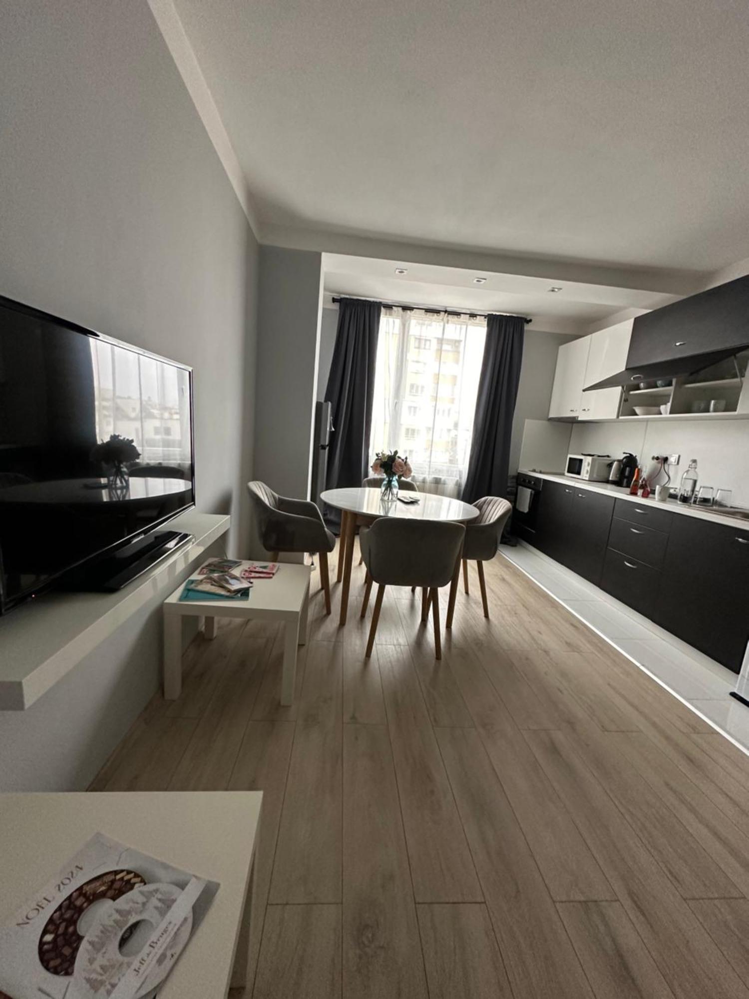 Rose's , Mountain View, Self Check-in, Close To Metro, Park, Stores, Family-friendly Apartemen *